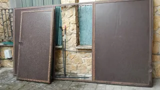 Puerta de garaje metálica con cristal