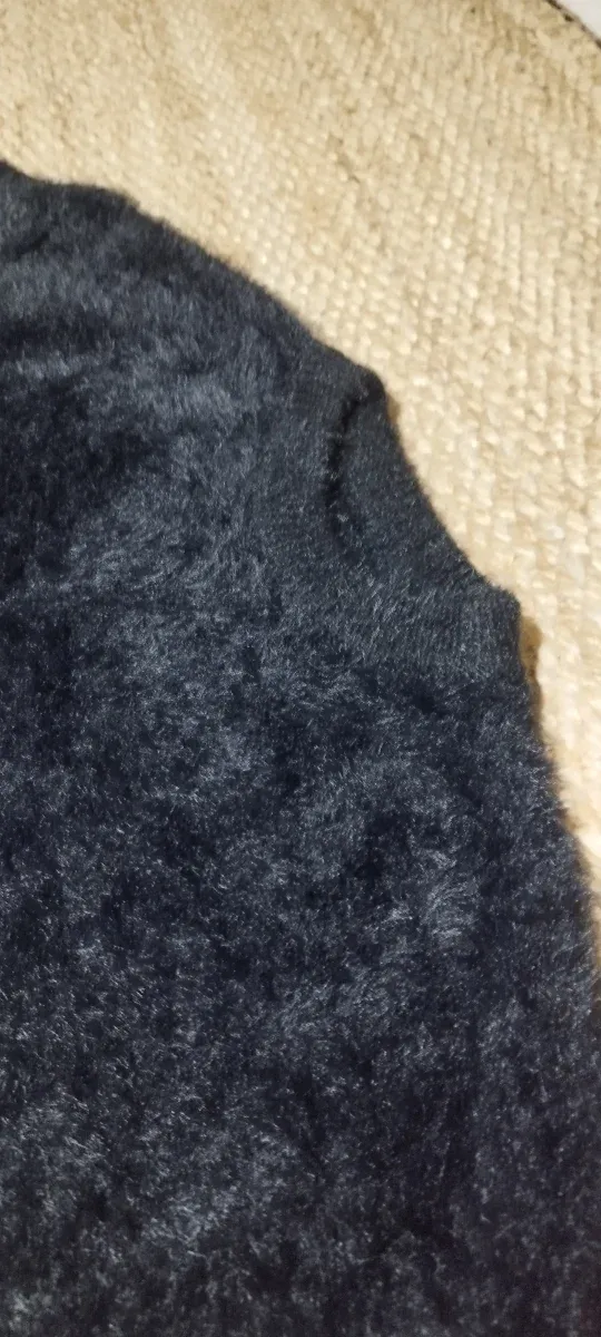 Maglione morbido e peloso nero