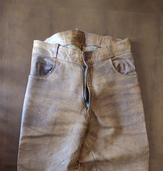 Pantalón de cuero 100% con cruzado lateral