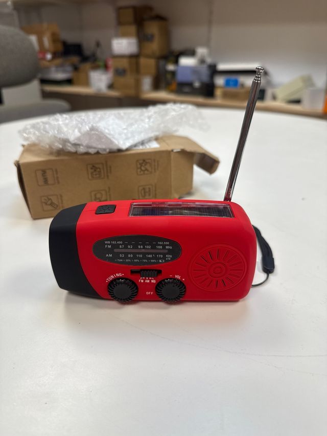 Radio solar roja y negra