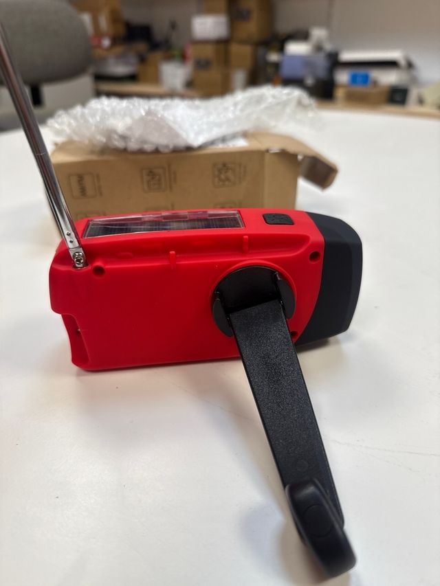 Radio solar roja y negra