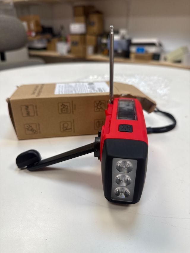 Radio solar roja y negra