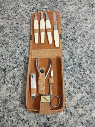 Set de manicura marrón y dorado