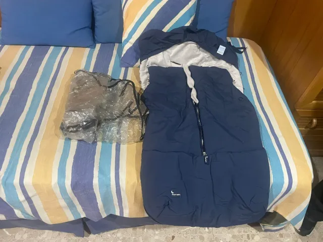 Carrito de bebé azul. Se regala saco.