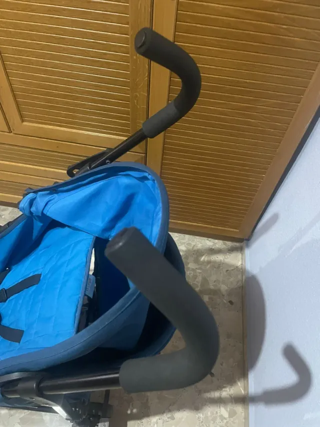 Carrito de bebé azul. Se regala saco.