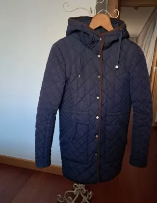 Parka azul marino con bolsillos