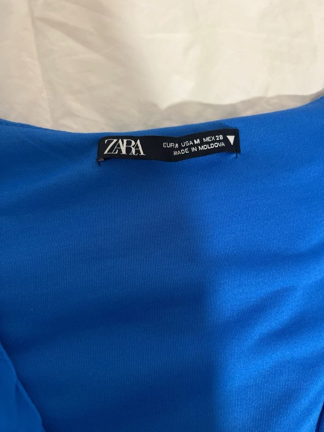 Vestido Zara azul satinado cruzado con cinturón