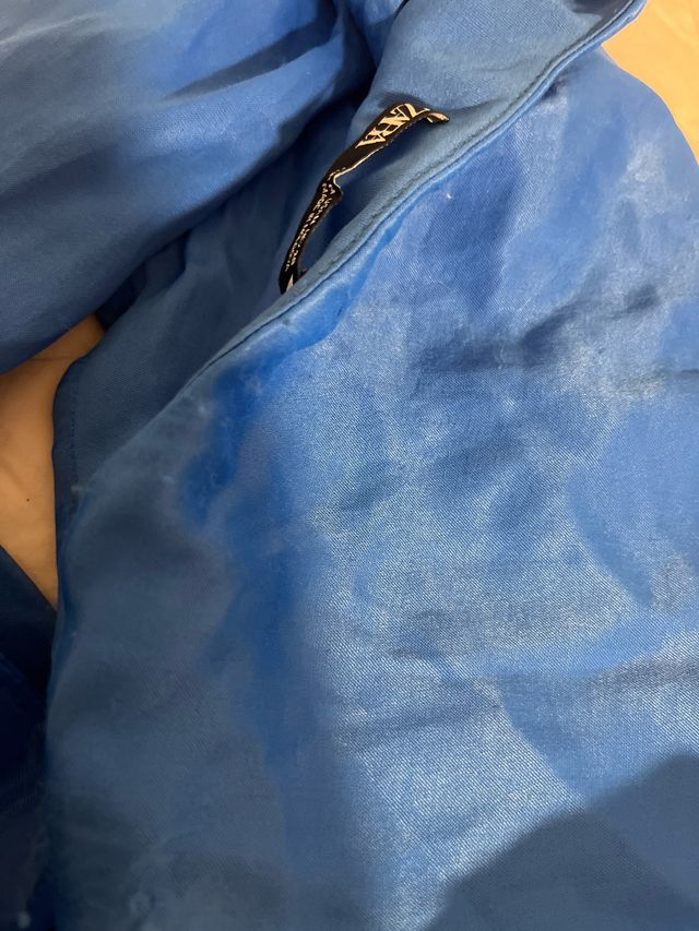 Vestido Zara azul satinado cruzado con cinturón