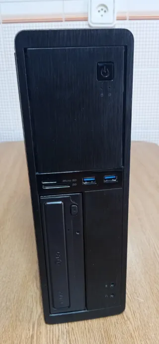 Torre Ordenador Negra
