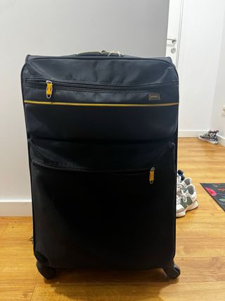 Maleta de viaje negra con detalles amarillos