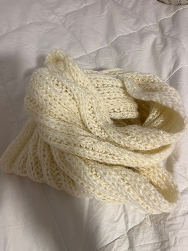 Braga de cuello tejida color crema.  Hecha a mano