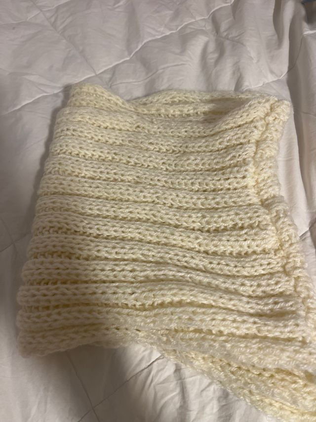 Braga de cuello tejida color crema.  Hecha a mano