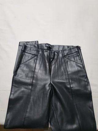 Pantalón efecto piel Zara Talla M