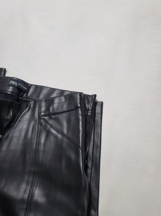 Pantalón efecto piel Zara Talla M