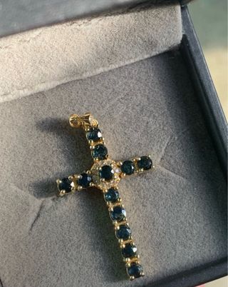 Cruz de plata con zafiros azules