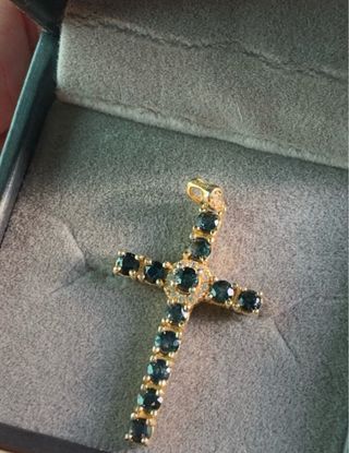 Cruz de plata con zafiros azules