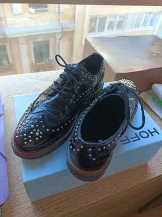 Zapatos de piel negros con tachuelas