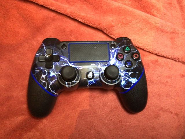 PS4 (PlayStation 4) Negra con mando Jordan