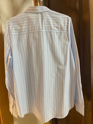 Camisa azul con rayas blancas 