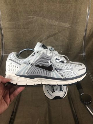 Nike Zoom Vomero 5 – Blanco y Plata | Talla 43 EU