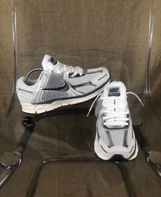Nike Zoom Vomero 5 – Blanco y Plata | Talla 43 EU