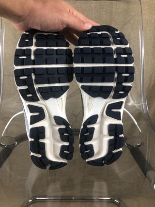 Nike Zoom Vomero 5 – Blanco y Plata | Talla 43 EU