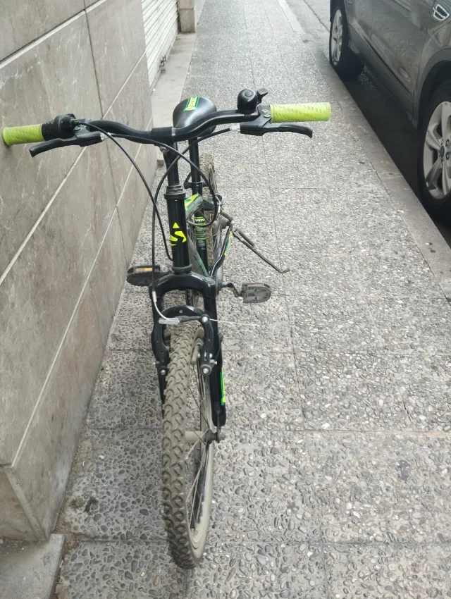 Bicicleta Montaña Negra y Verde