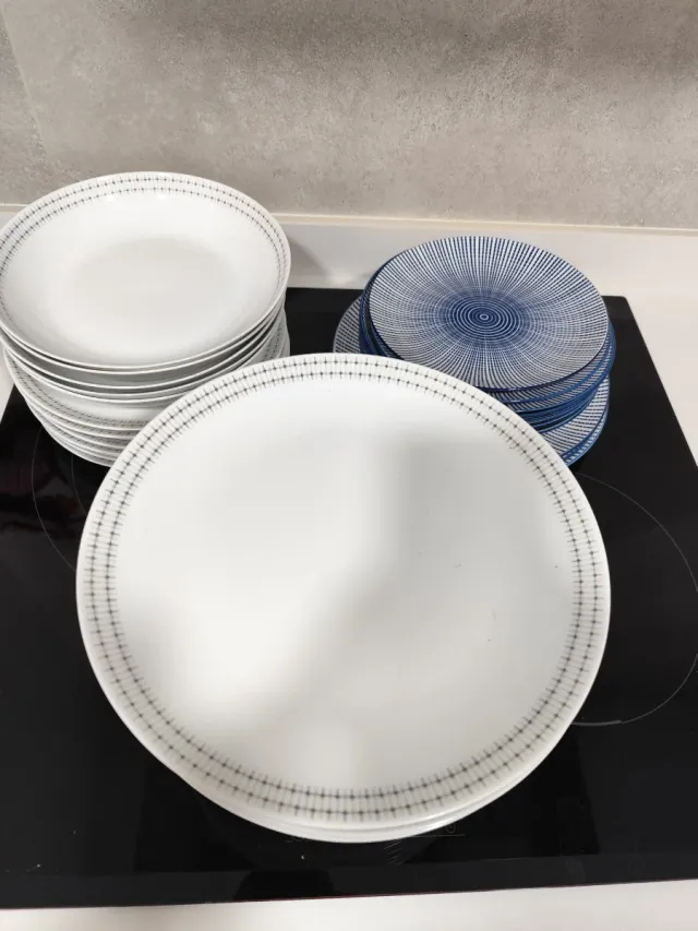 Vajilla cerámica azul y blanca