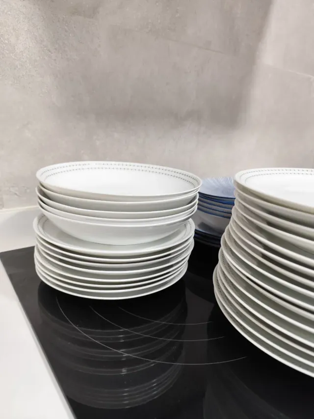 Vajilla cerámica azul y blanca