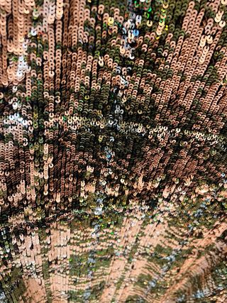 Falda midi lentejuelas Zara.