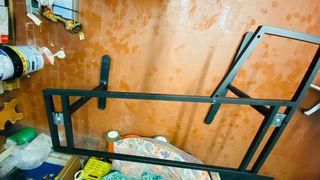 Scrivania angolare grigia e nera