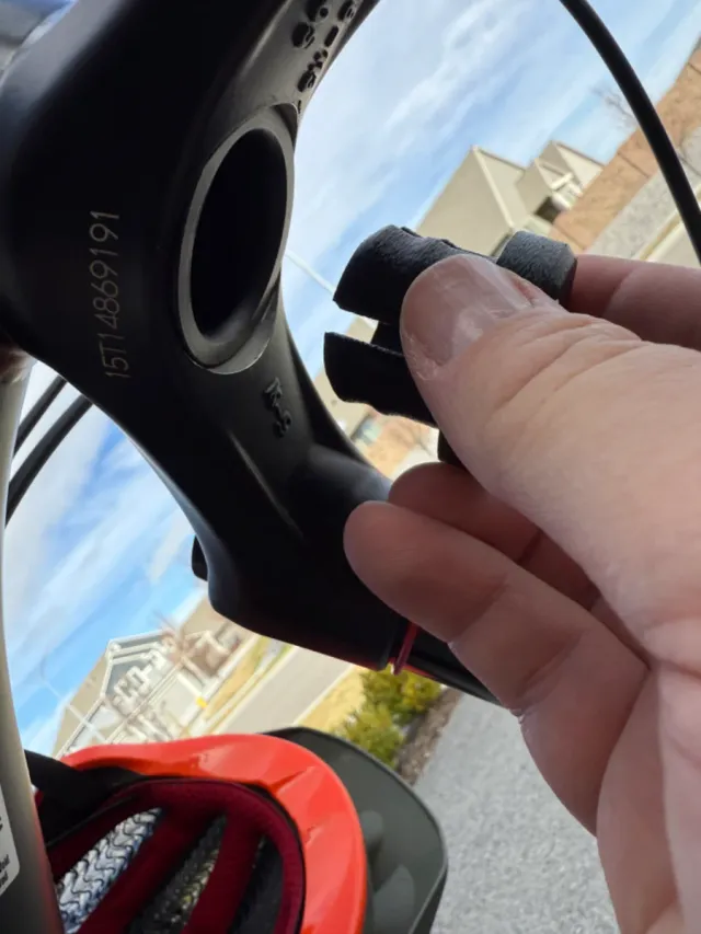 Soporte AirTag para horquilla RockShox 35