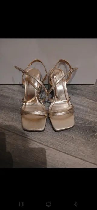 Sandalias doradas tacón tiras finas