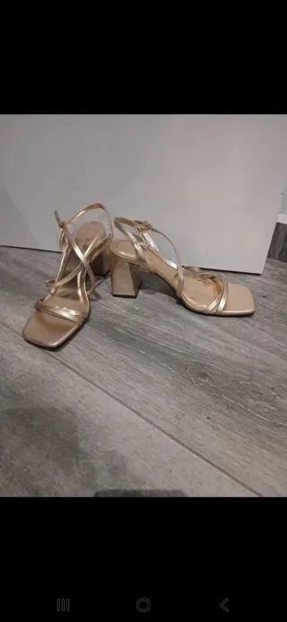 Sandalias doradas tacón tiras finas