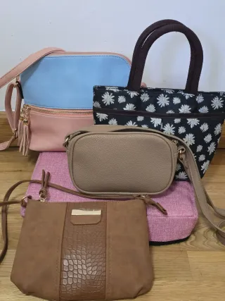 Lote de cuatro bolsos. 4,70 EUROS