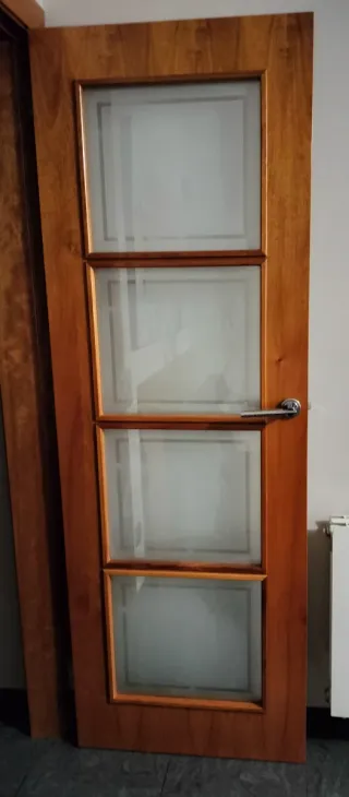Puerta de madera de cedro  con cristales templados