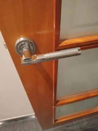 Puerta de madera de cedro  con cristales templados