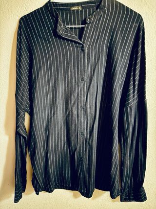 Camisa Oysho rayas azul marino y blanca