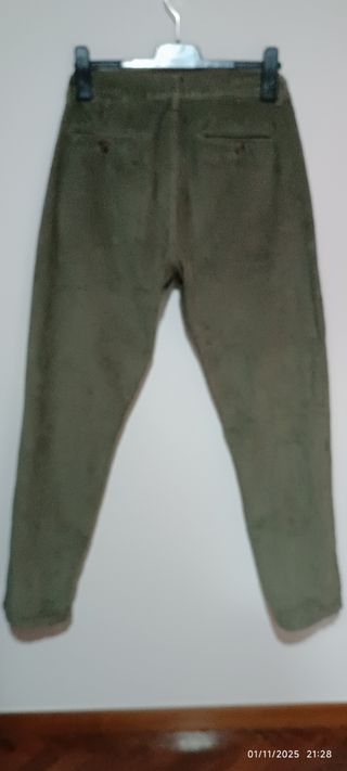 Pantalón chino pana verde