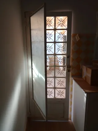 Puerta de forja y cristal