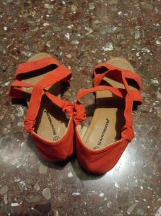 Sandalias naranjas de tiras cruzadas