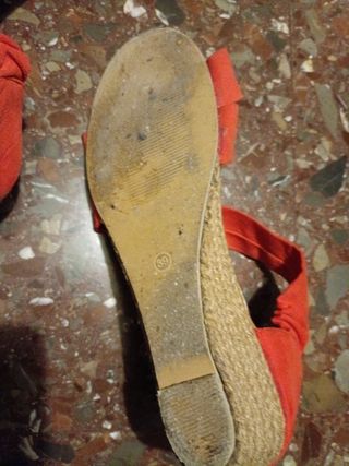 Sandalias naranjas de tiras cruzadas