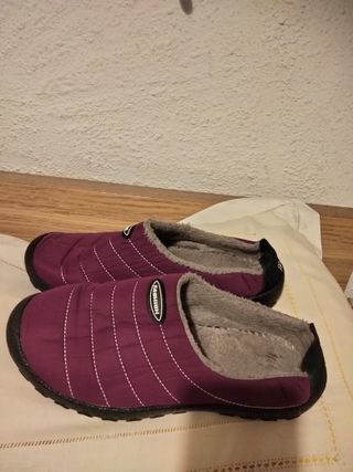 Zapatillas casa unisex moradas y negras