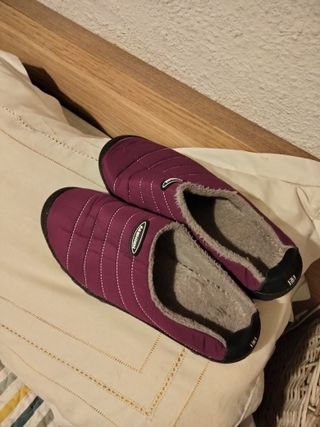 Zapatillas casa unisex moradas y negras