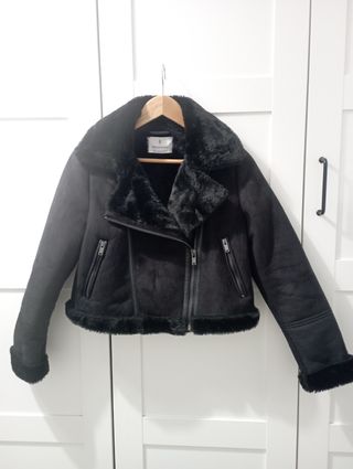 Cazadora efecto piel vuelta Stradivarius negra