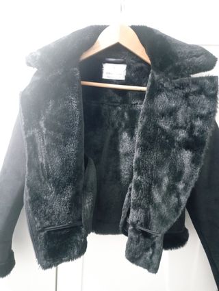 Cazadora efecto piel vuelta Stradivarius negra