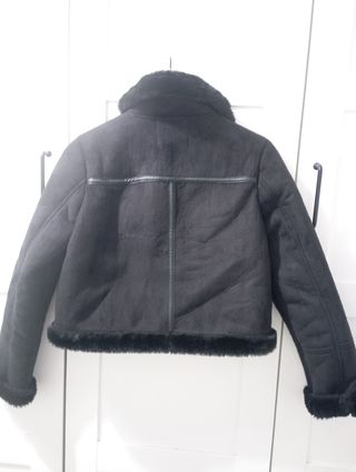 Cazadora efecto piel vuelta Stradivarius negra