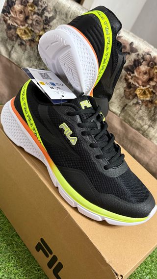 Zapatillas Fila Negras y Amarillas