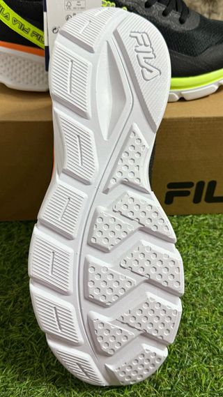 Zapatillas Fila Negras y Amarillas