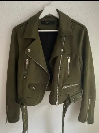 Chaqueta Zara verde estilo motero